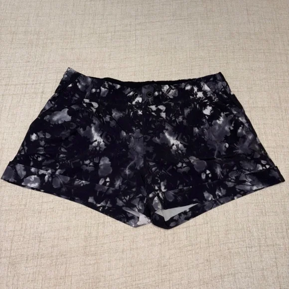 Lululemon | Spring Break Away Short II | Size 10 - Picture 2 of 8